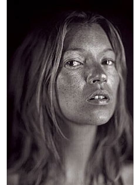 Kate Moss is Proudly Naked at 43 and Going Strong as Fashion’s。